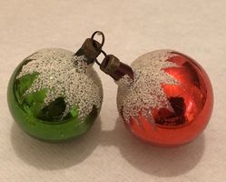 Duo antike, kleine Weihnachtskugeln mit Schnee-Glitzer