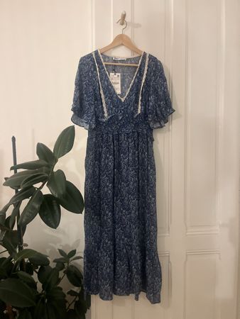 Robe neuve avec étiquette