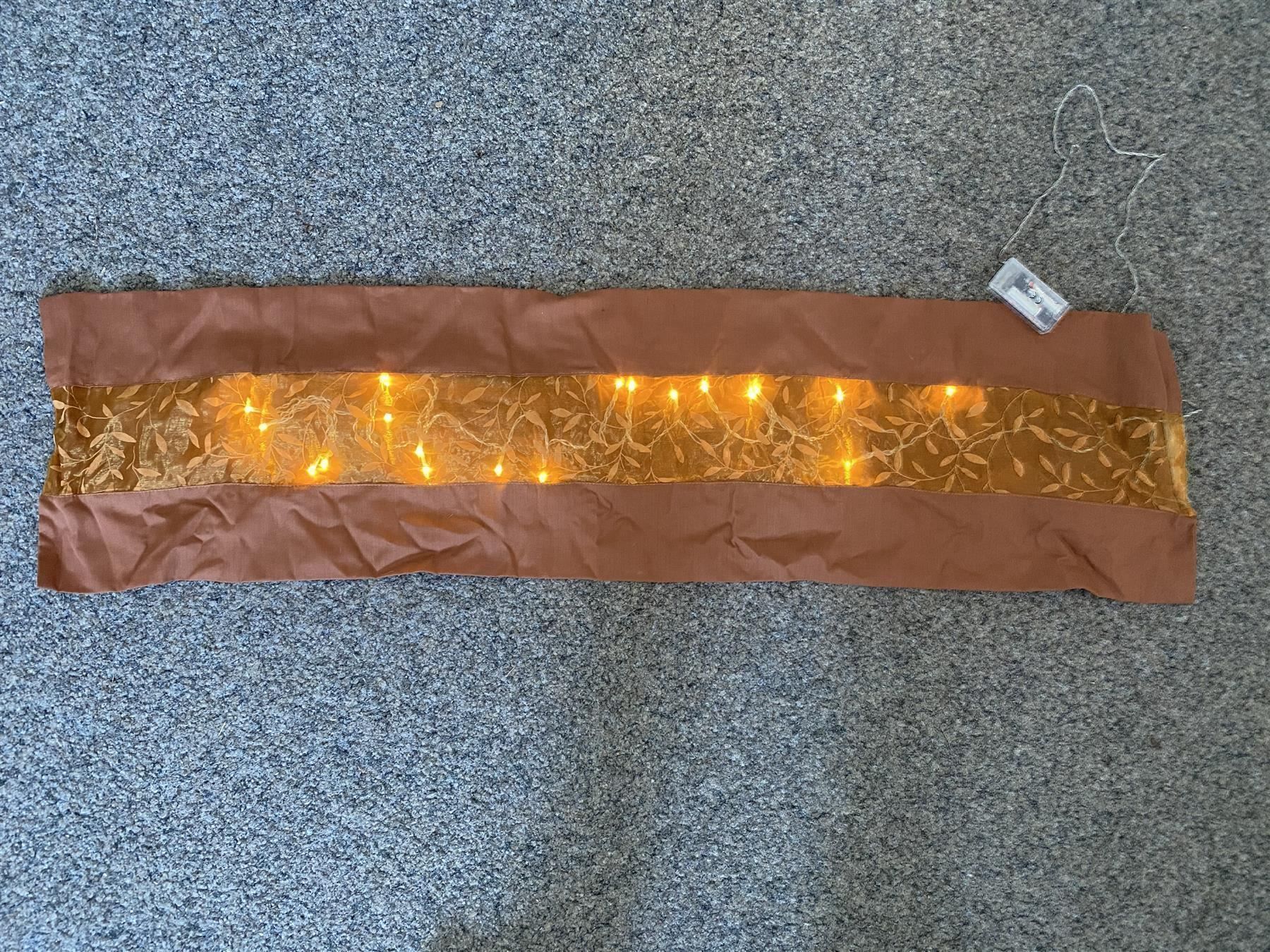 Tutte le decorazioni: Weihnachtstischläufer mit Licht – Usato da Wängi venduto da Bmo