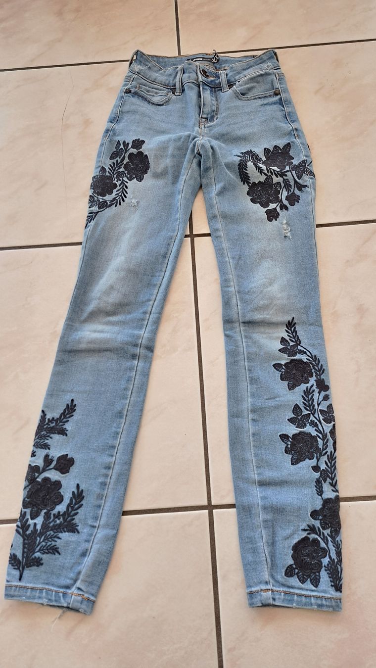 Pantaloni: jeans 34 – Usato da RIAZ venduto da Betty012