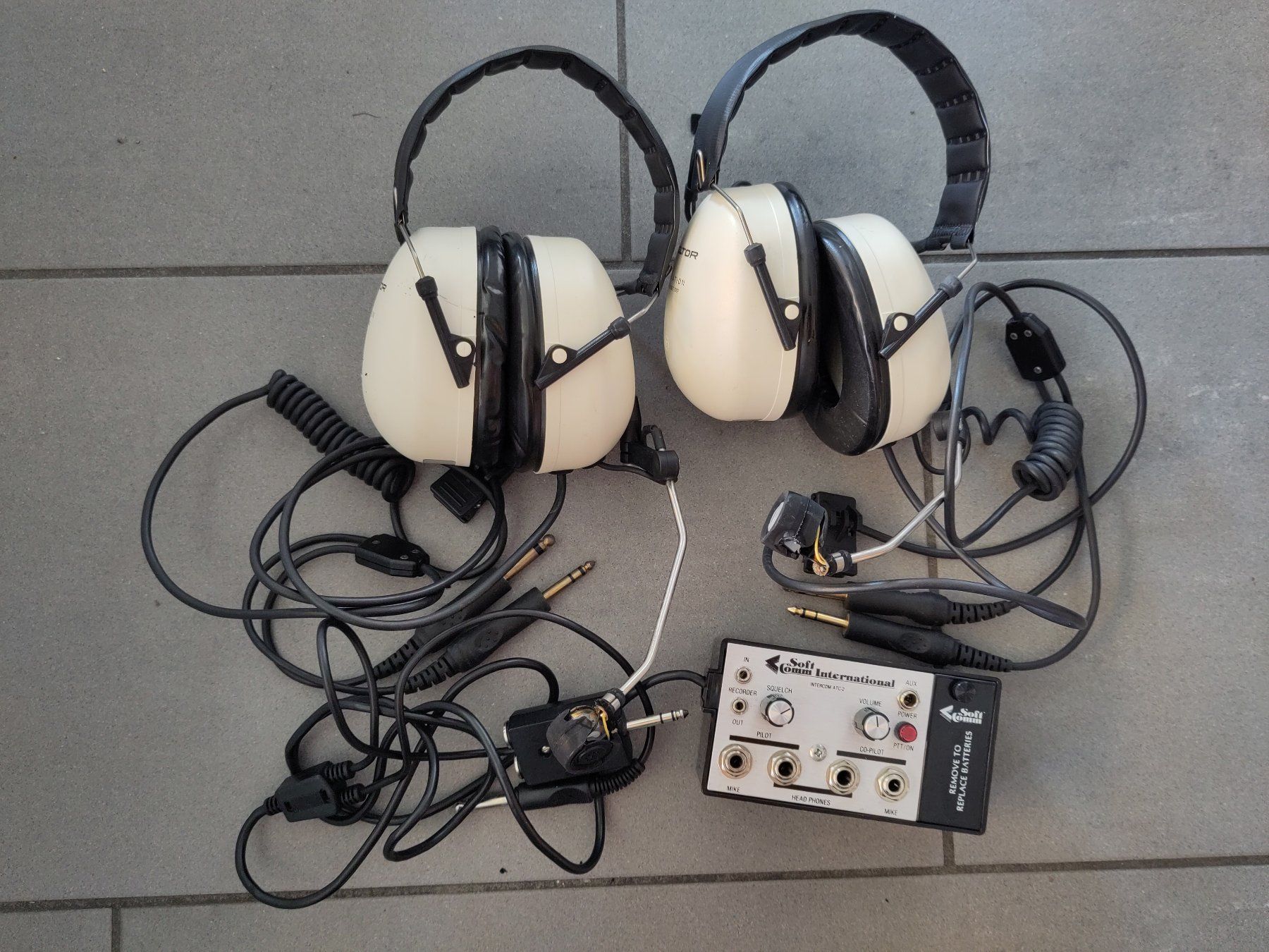 Casques audio: 2xPeltor Aviation Headset 7002 + SoftComm Intercom (Bastler) – Défectueux à Untersiggenthal par marmatch 3