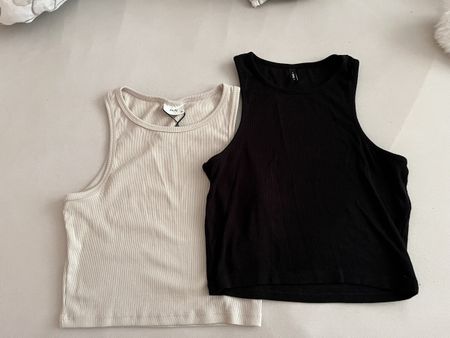 2 Crop Tops gerippt Schwarz und Beige Gr. XS neu
