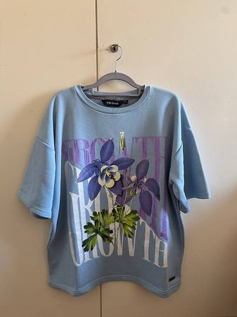 Sidejeans Hellblaues T-Shirt mit Blumenprint