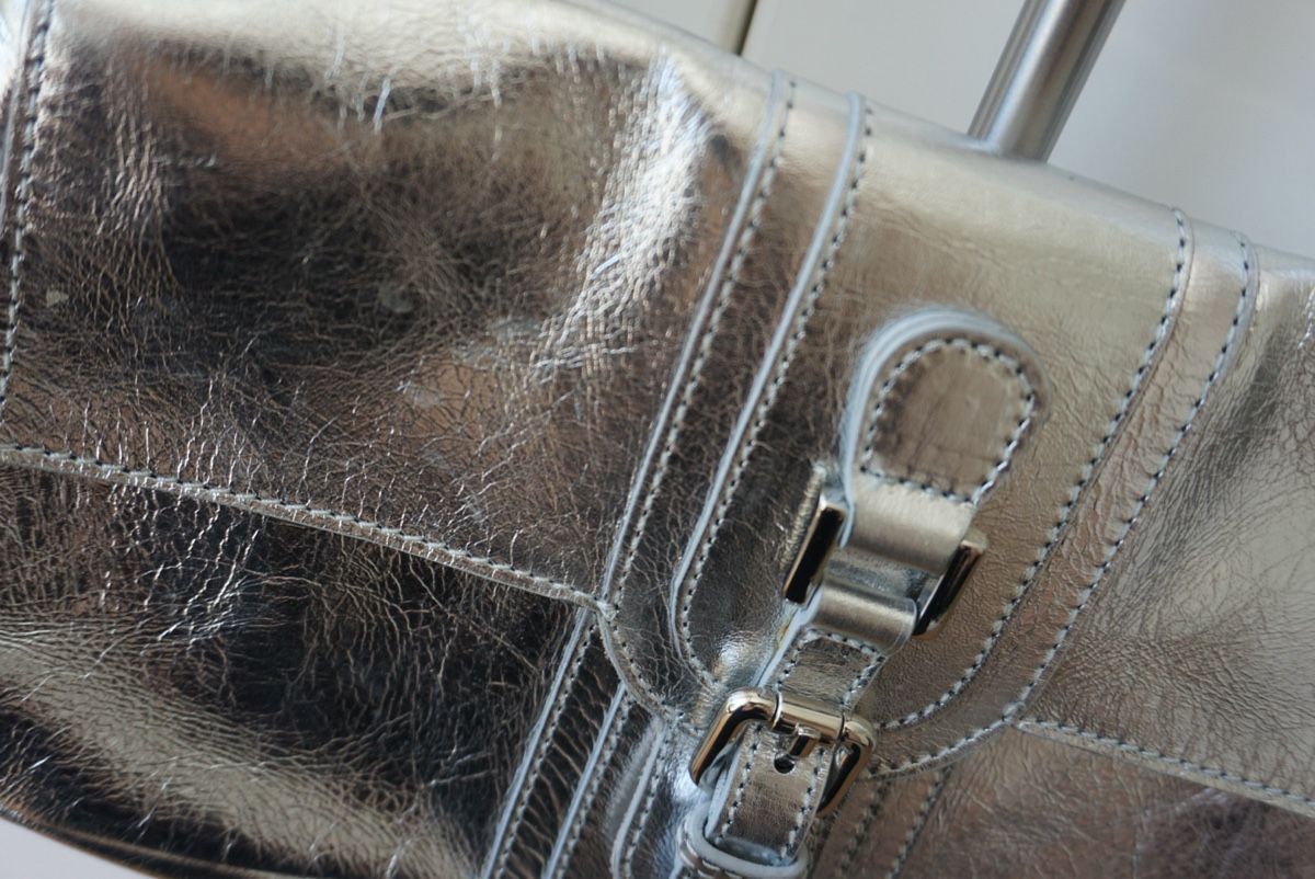 Taschen für Damen: Elegante  silberne Madleine Handtasche – Gebraucht aus Binningen von anggelinnaa 4
