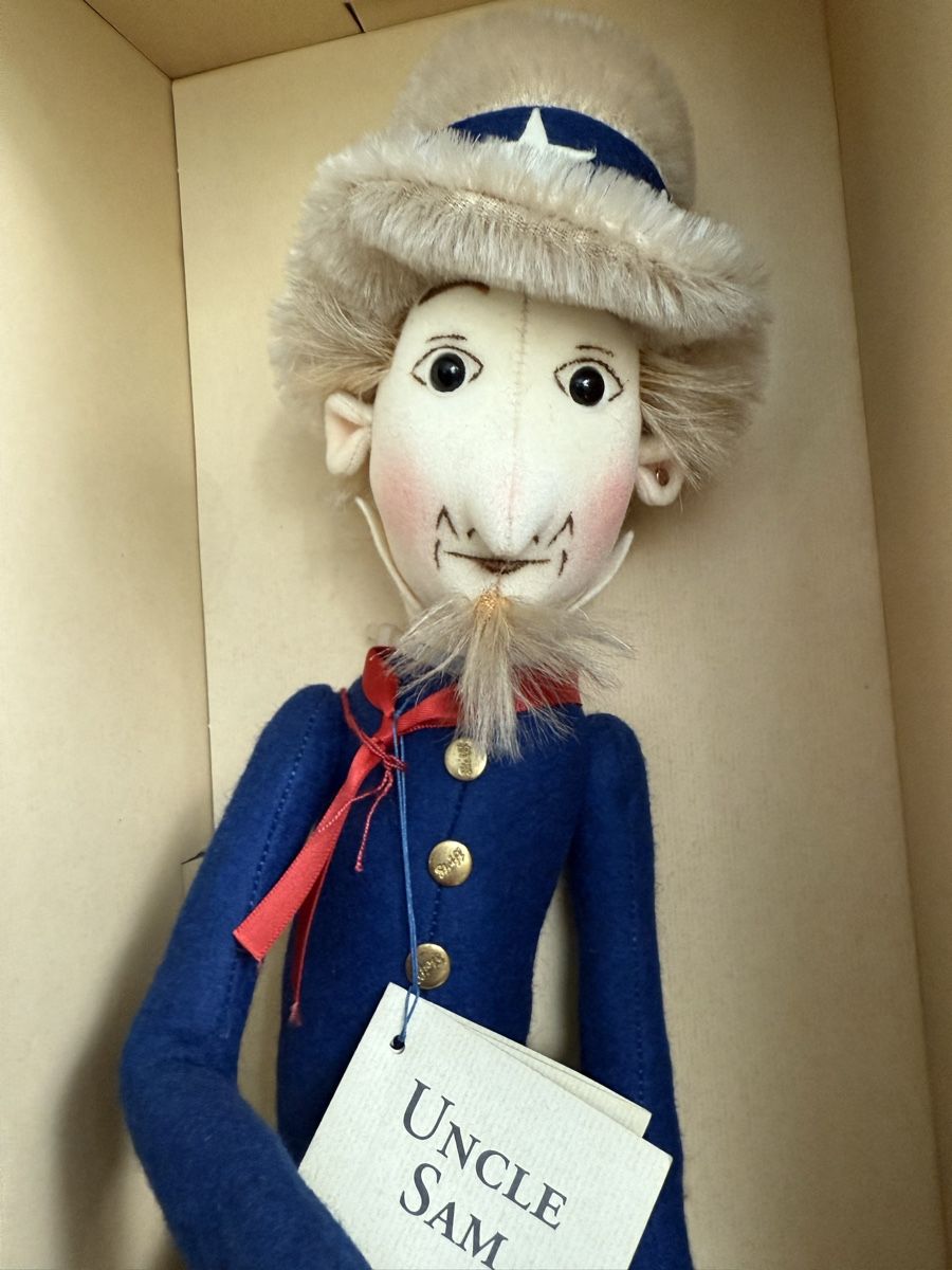 Steiff Bambole: Uncle Sam Filzpuppe von Steiff – Nuovo e nell'imballaggio originale da Mumpf venduto da A_B_E
