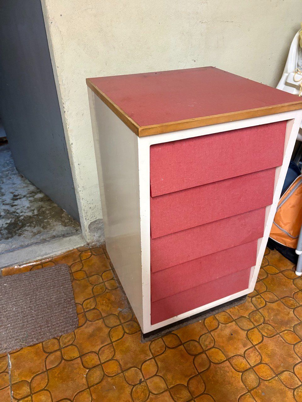 Commodes: Kommode weiss/rot mit 5 Schubladen Vintage – D'occasion à Ins par ab_80 2