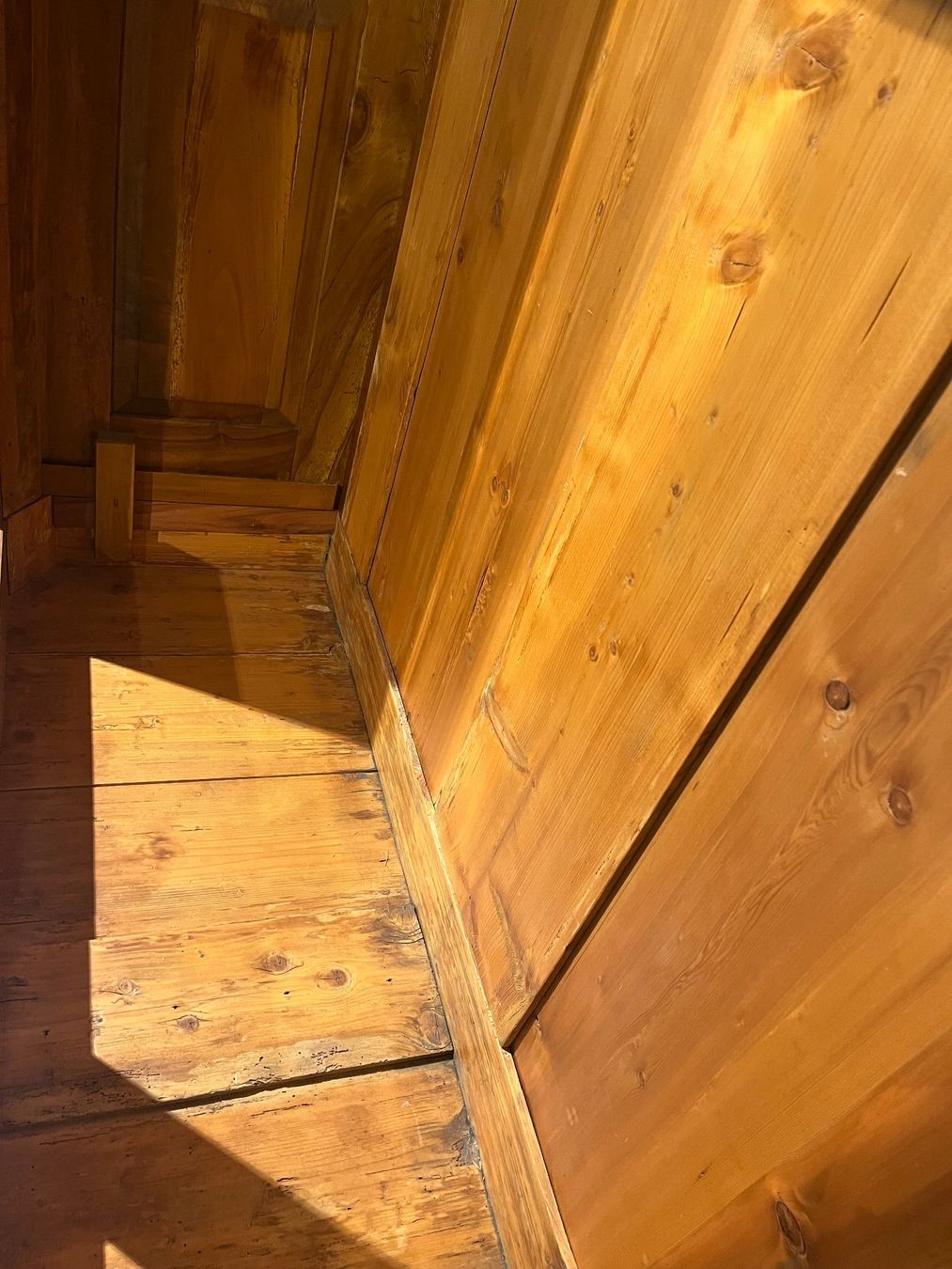 Schränke: Schrank Antik Nussbaum massiv restauriert – Gebraucht aus Kloten von bilgeri01 9