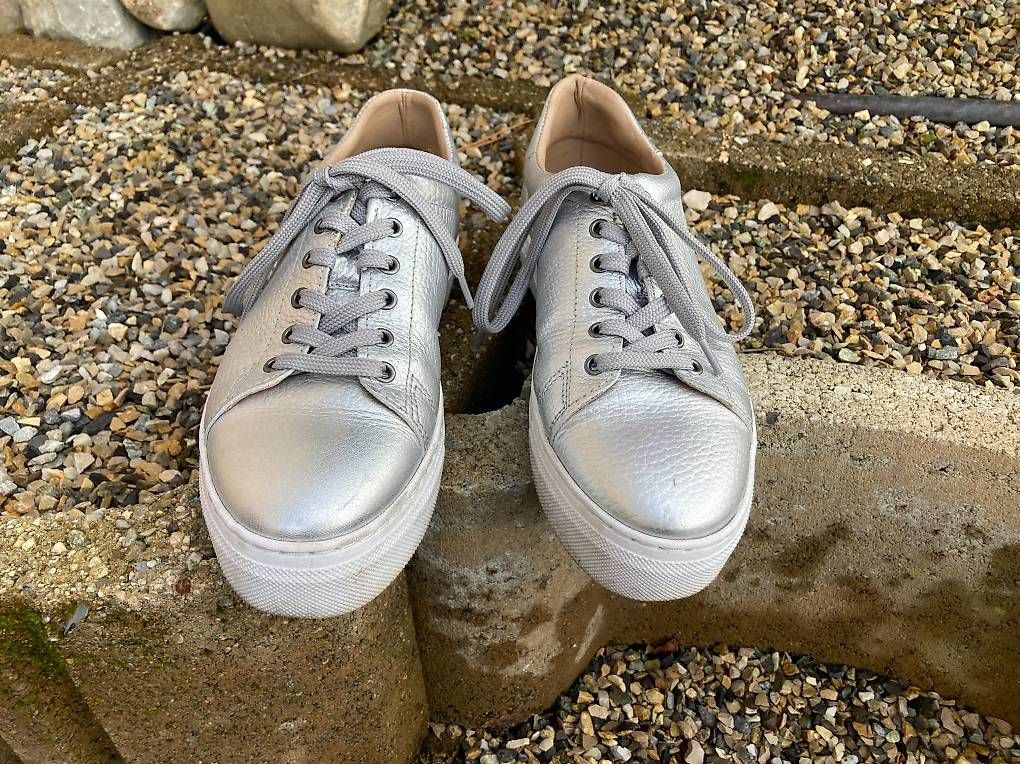 Scarpe da donna: Baskets argentées comme neuves P 39 – Usato da Essertines-Yverdon venduto da RNU11