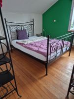 Schönes Eisenbett mit passendem Garderobe Gestell