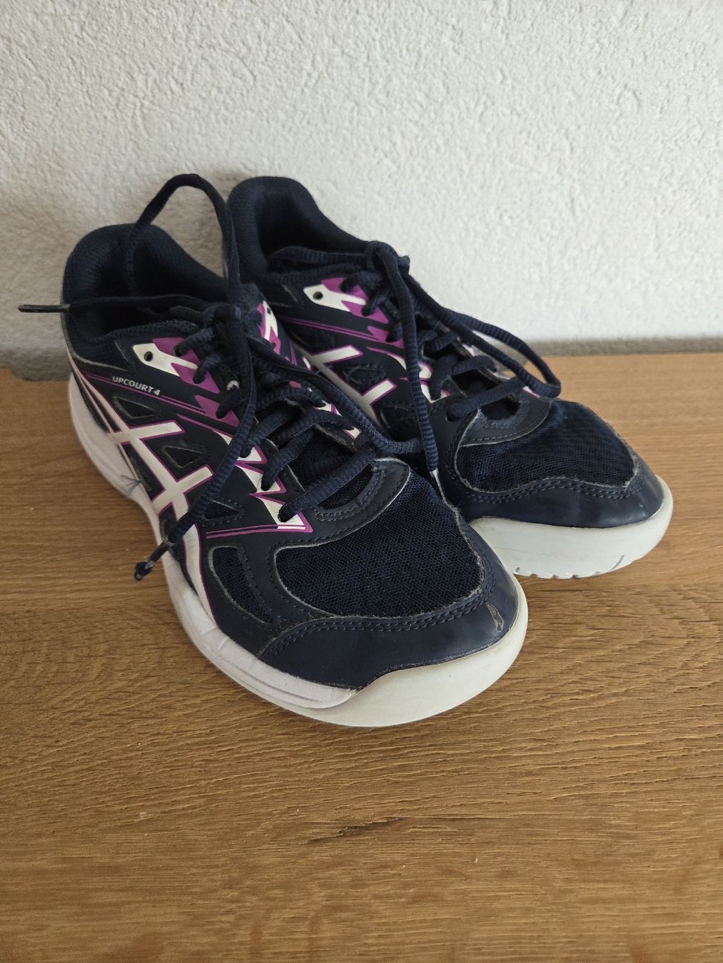 Asics Schuhe für Jungen: Hallenschuhe Asics Upcourt 4 Gr.36 – Gebraucht aus Zollbrück von Huki1 2