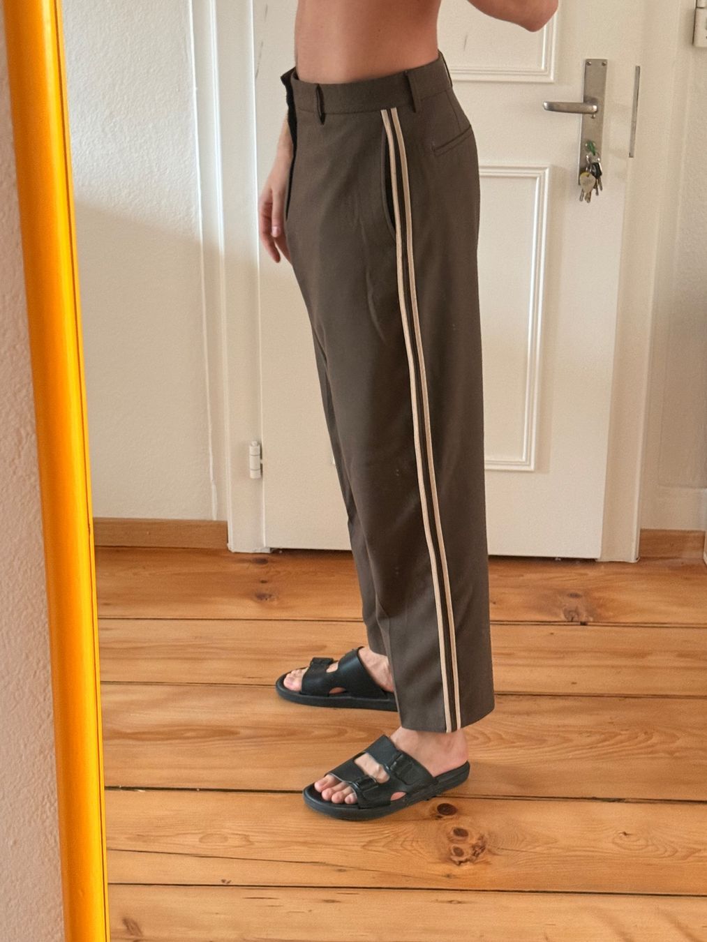 Pantaloni: Braune Stoffhose mit Seitenstreifen – Usato da Zürich venduto da Basilou98 2
