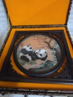 Chinesische Seidenstickerei Panda im Holzetui neuwertig