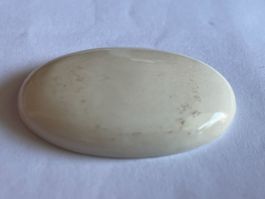2 crème-farbene Steine in Cabochon-Schliff
