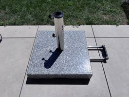 Sonnenschirmständer aus Granit – mit Rollen