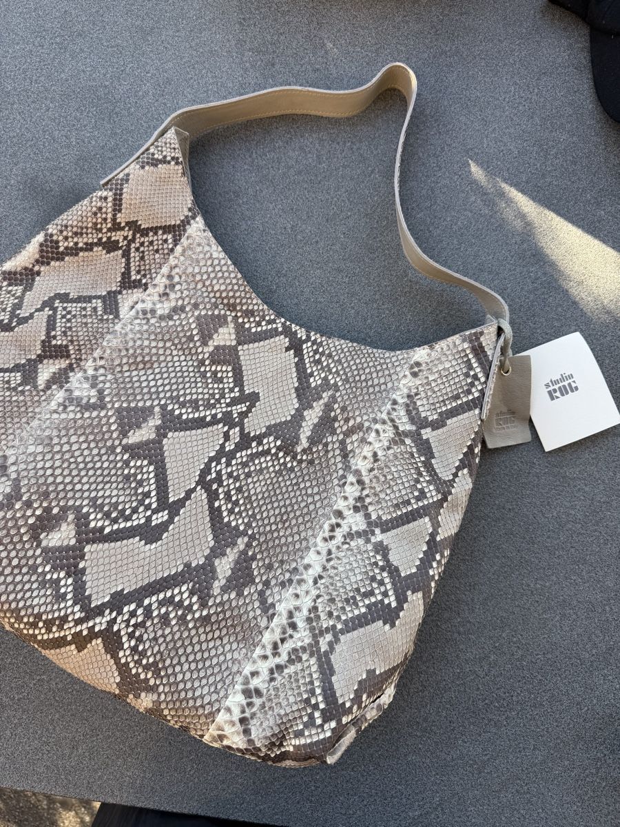 Taschen: Studio Rog Leder Schlangenoptik beige grau – Neu und originalverpackt aus kloten von domireto