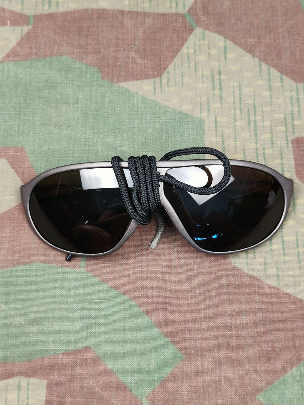 Armée suisse Uniformes: Sonnenbrille mit Etui – D'occasion à Bauma par SwissMilitaria