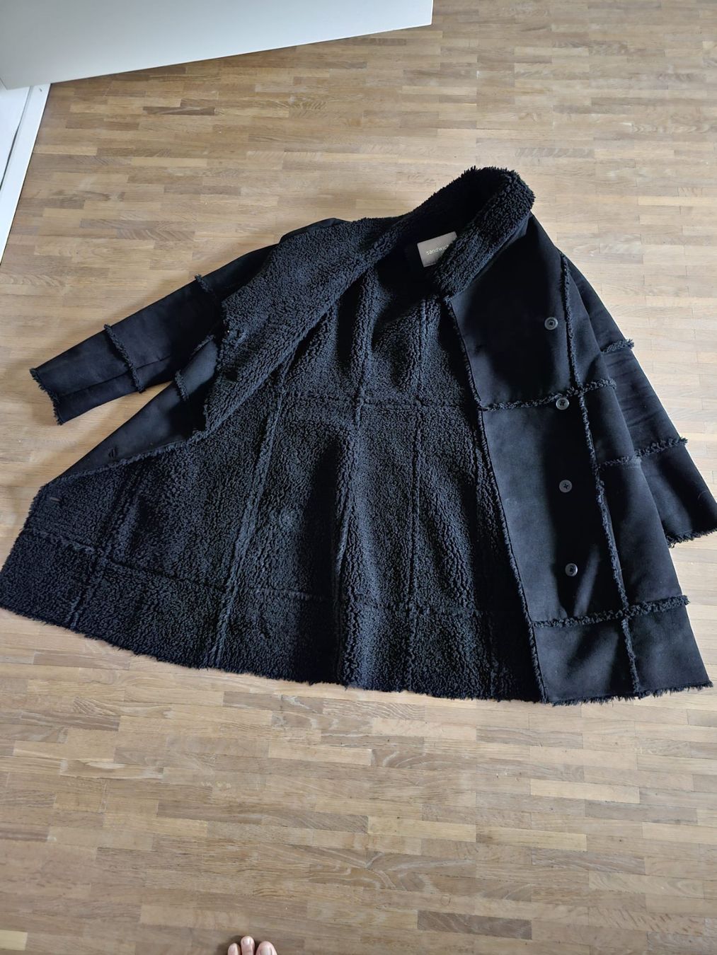 Cappotti: MANTEL SANDWICH MIT FELL SCHWARZ – Usato da Thun venduto da surfbeach 2