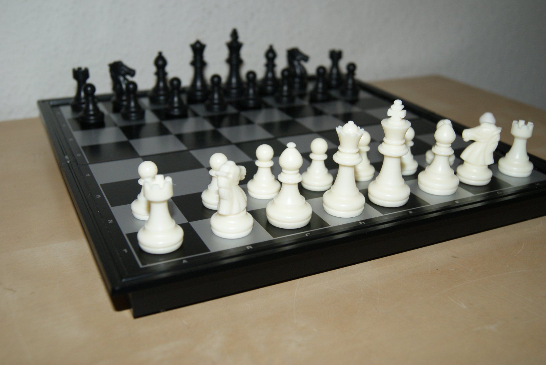 Spiele: Schachbrett – Box - mit Kunststoff Figuren – Gebraucht aus Zürich von Widi1 2