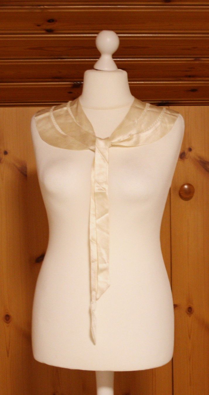 Foulards, Tücher & Schals: Kragen Satin Seide eierschale – Gebraucht aus Flüelen von Diversicum-Vintage