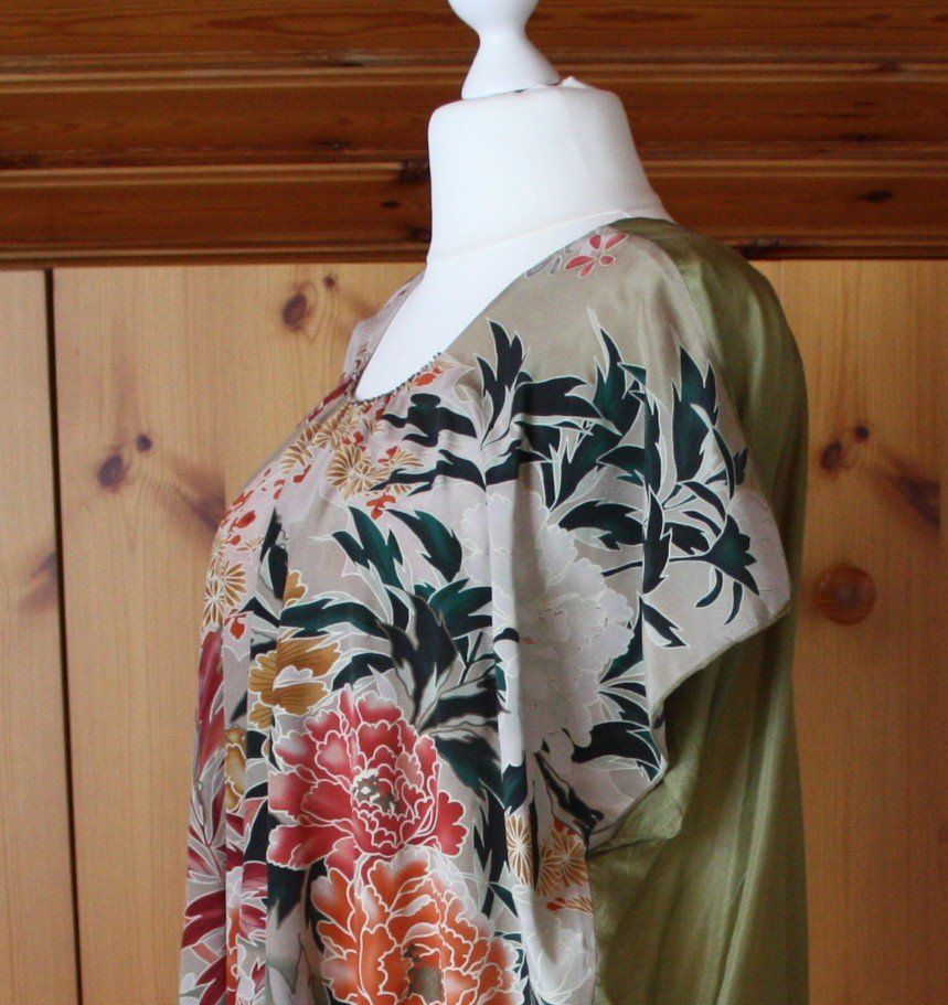 Camicette: Bluse Kurzarm ocker - grün - bunt Seide Gr. XXL – Usato da Flüelen venduto da Diversicum-Curvy 3