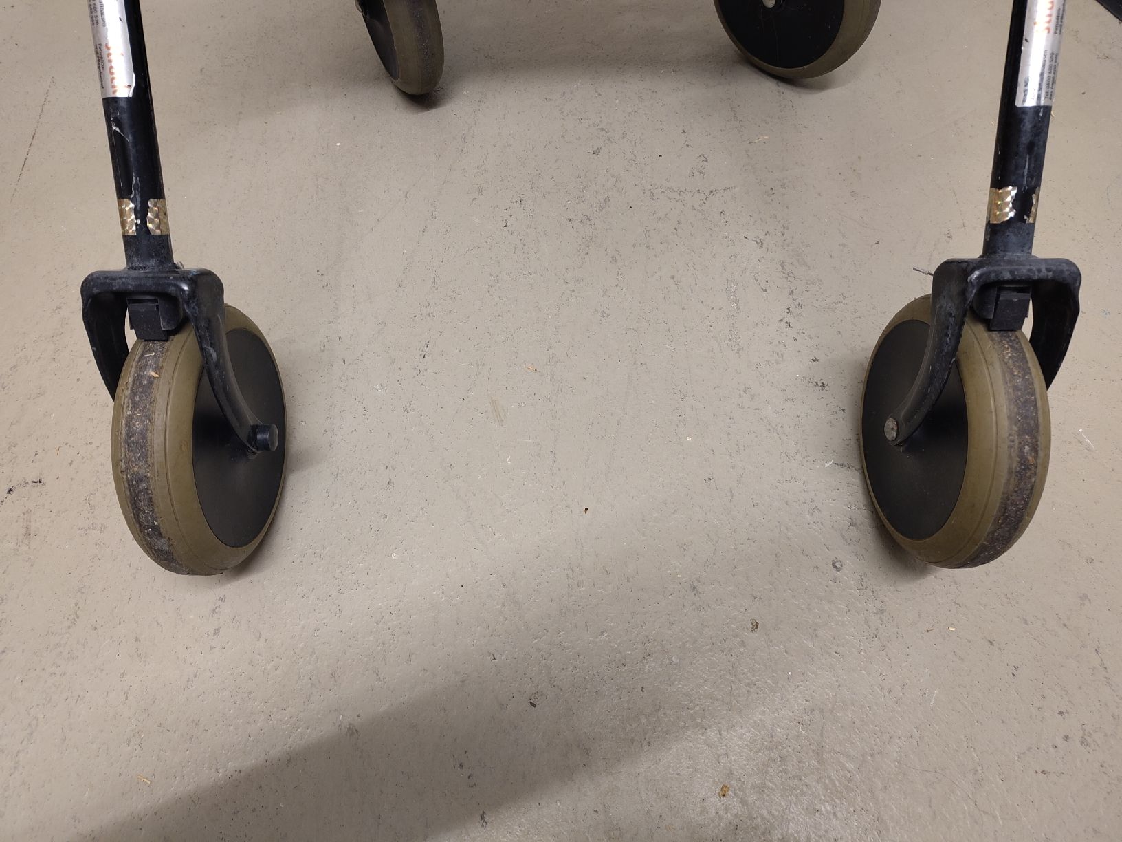 Ausili per la deambulazione: Rollator Invacaer silber mit Sitzfläche gebrauchter Zustand – Usato da Schaffhausen venduto da chr_2rw5 4