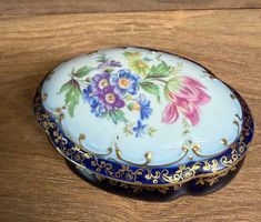 Porzellandose mit Blumendekor und Goldrand, gebraucht