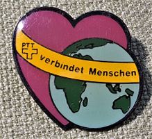 O576 - Pin Die Post PTT Herz verbindet Menschen Erde Welt