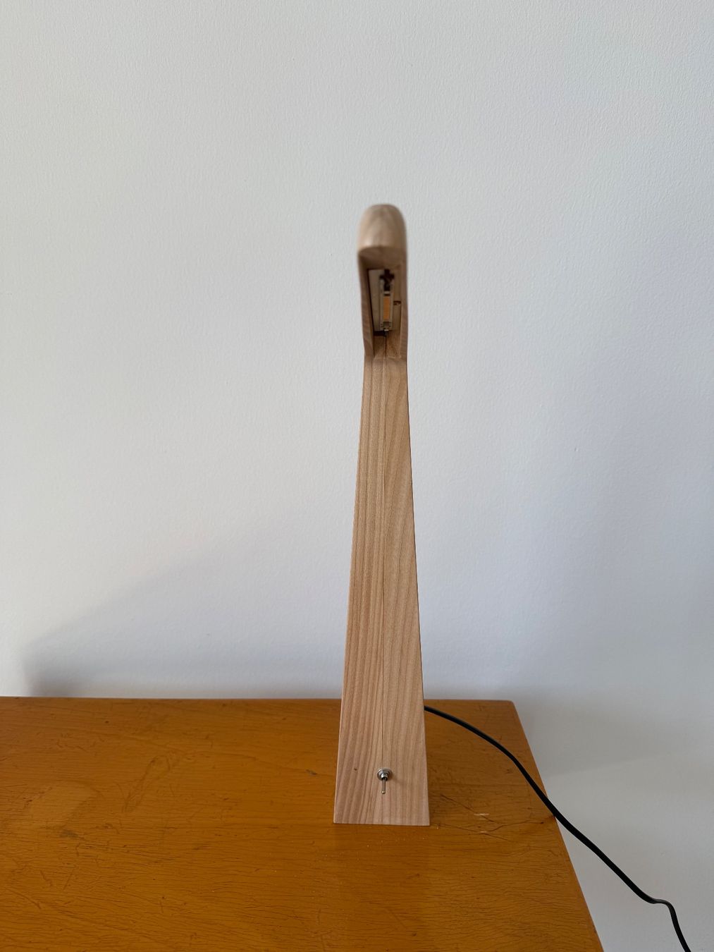 Lampade: SWAN LED Tischleuchte Eschenholz – Usato da Luzern venduto da Mamutpe 1