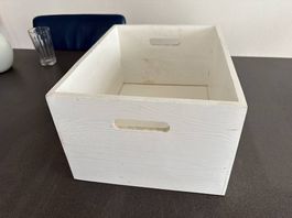 Weisse Aufbewahrungsbox aus Kiefernholz