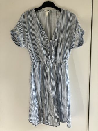 Robe bleue à manches courtes