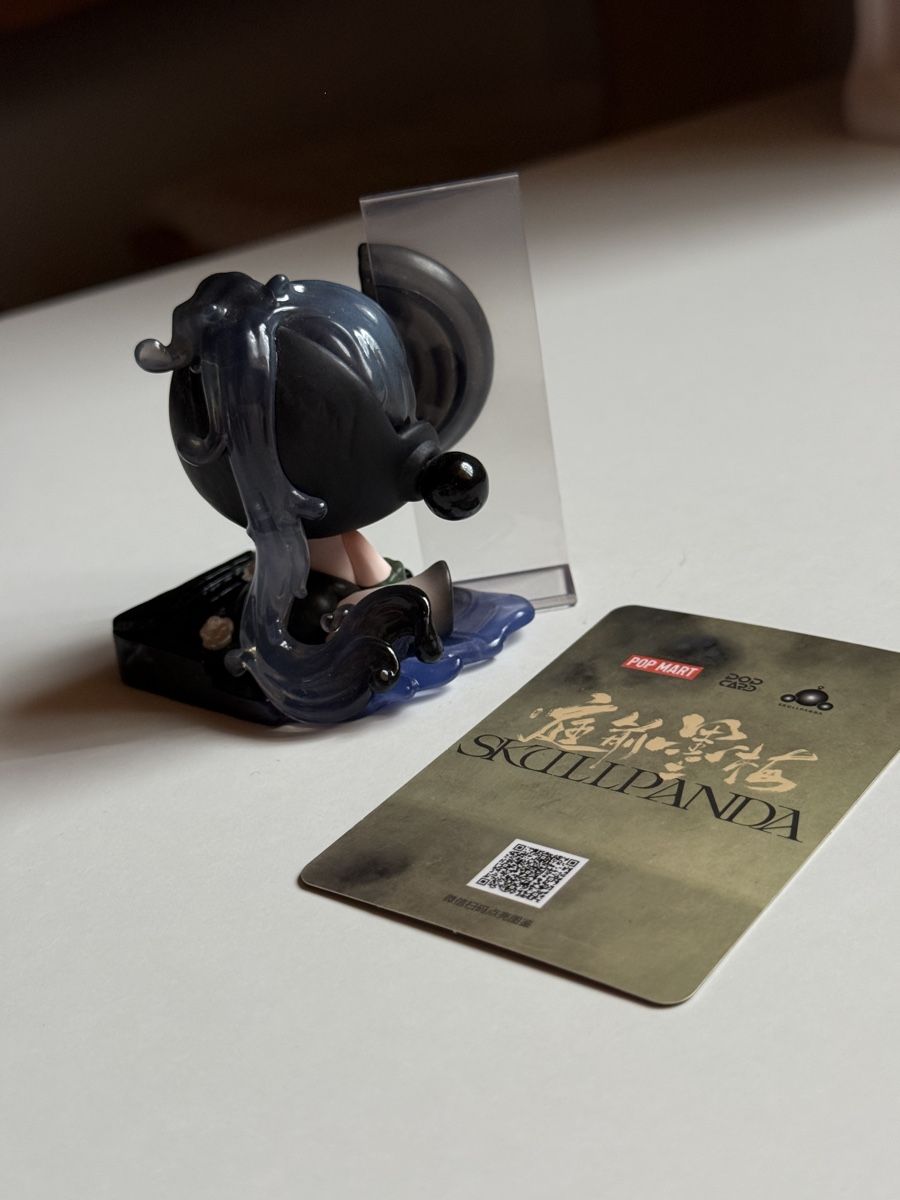 Pop Mart Statuette: Pop Mart Skullpanda The Courtyard – Usato da Lenzburg venduto da Krishi 1