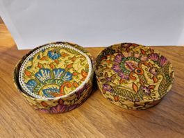 6 schöne Batik-Untersetzer mit Dose, neuwertig