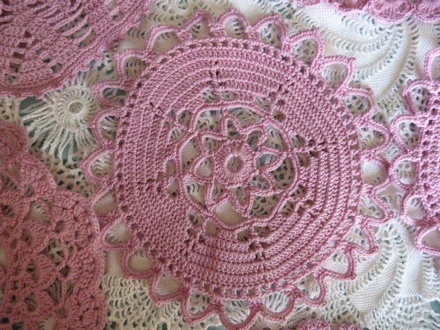 Altra biancheria da tavola: 9 Häkeldeckeli, rosa, Handarbeit, Boho-Style – Usato da Nunningen venduto da Ave51 5