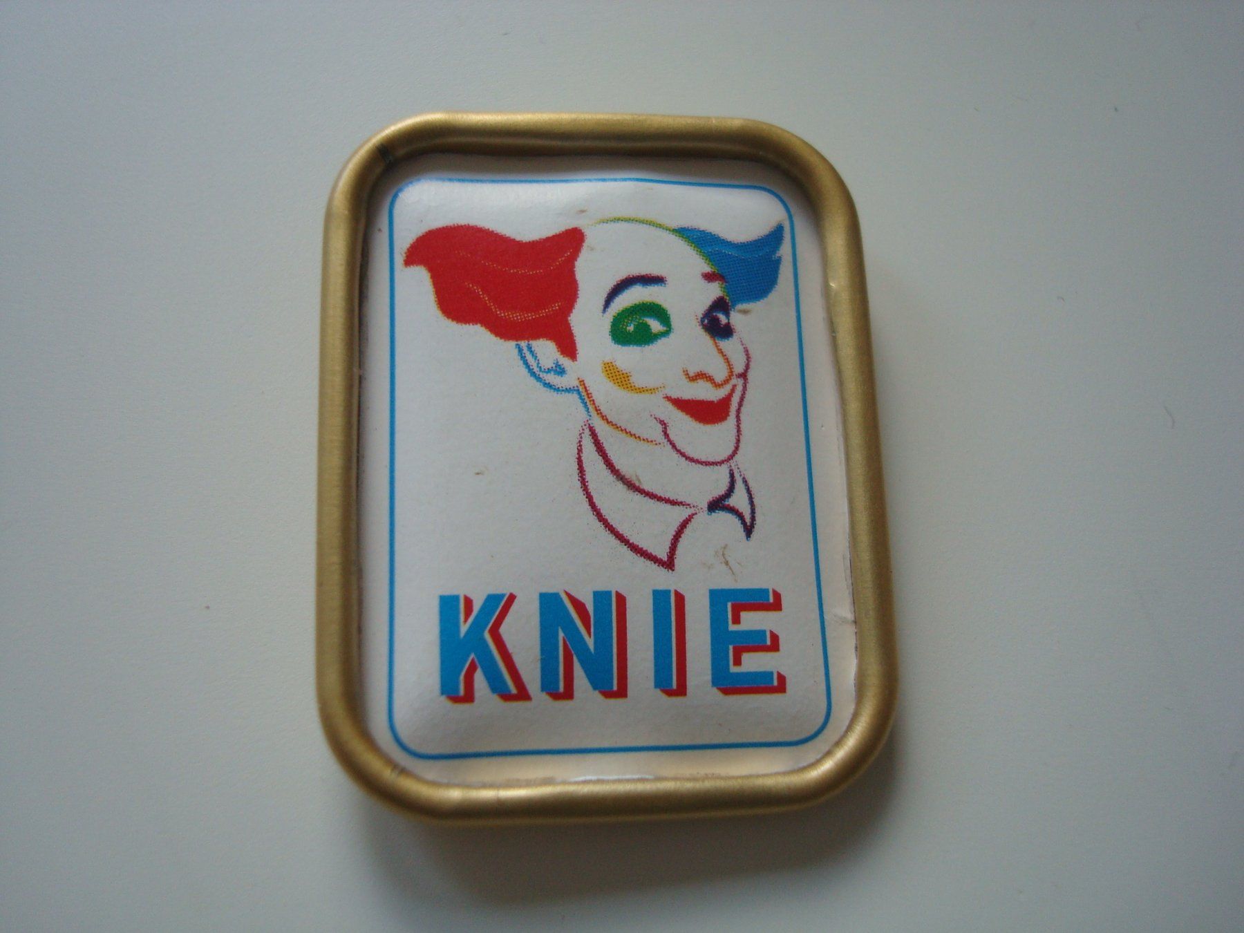 Placchette & Badge: Zirkus Knie Anstecker – Usato da Riehen venduto da Baerewaegli