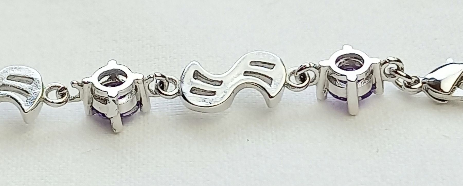 Bracciali & Braccialetti: Silberschmuck Armband mit lila Steinen. – Usato da Buchs AG venduto da Dzirul 7