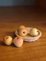 Korb mit sehr leckeren Äpfeln für Puppenhaus/Puppenstube 