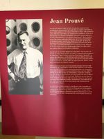 Info - Tafel über Architekt Jean Prouvé