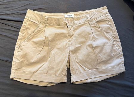 Beige Shorts zu verkaufen