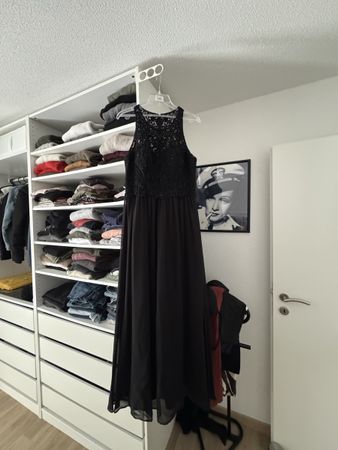 Abendkleid schwarz mit Spitze und Perlen lang elegant