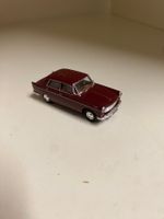 weinroter Peugeot 404 Massstab 1/87 der Marke Brenna.