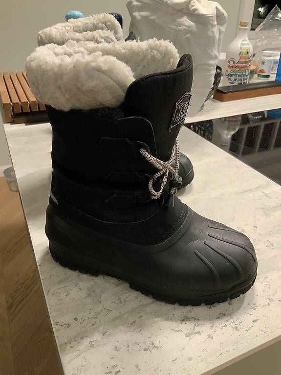 Decathlon Scarpe da uomo: Kinder Winterschuhe Decathlon Quecha Gr 36 – Usato da Küsnacht ZH venduto da Dne 2