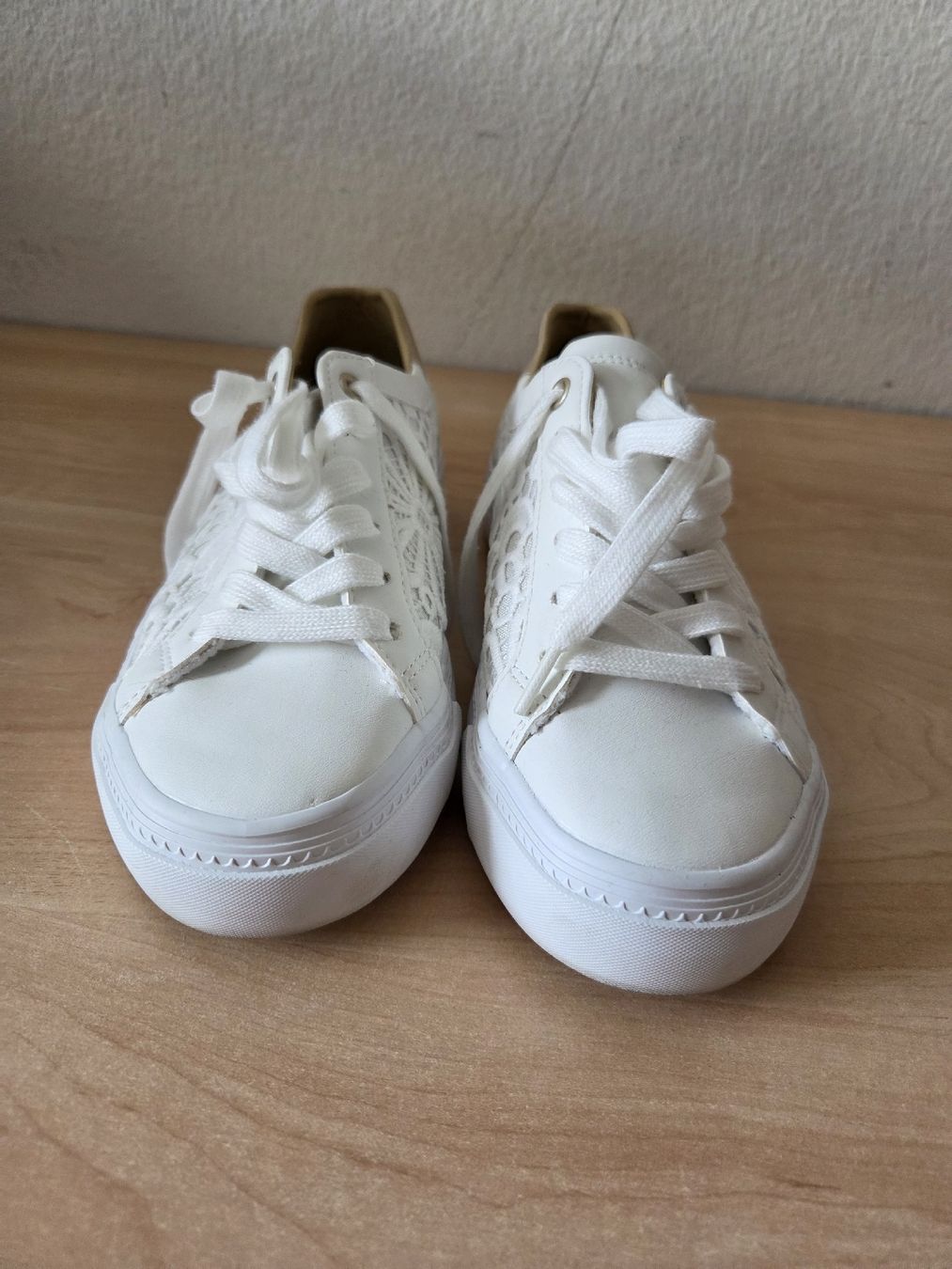 Scarpe da donna: Weisse Damensneaker mit Spitzen Muster Gr.37 – Usato da Winterthur venduto da katzen07 3