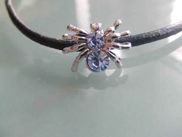 Perle (finte): Metallperle mit Strass  Spinne  blau – Nuovo (secondo la descrizione) da Alpnachstad venduto da perlengaby