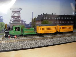 H0e: EggerBahn, Western-Lok und 2 Wagen