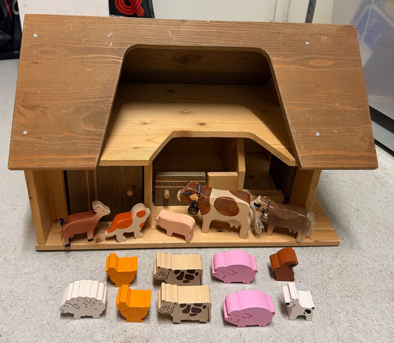 Spielhäuser: Holzhaus mit Tieren – Gebraucht aus Thalwil von leuenban