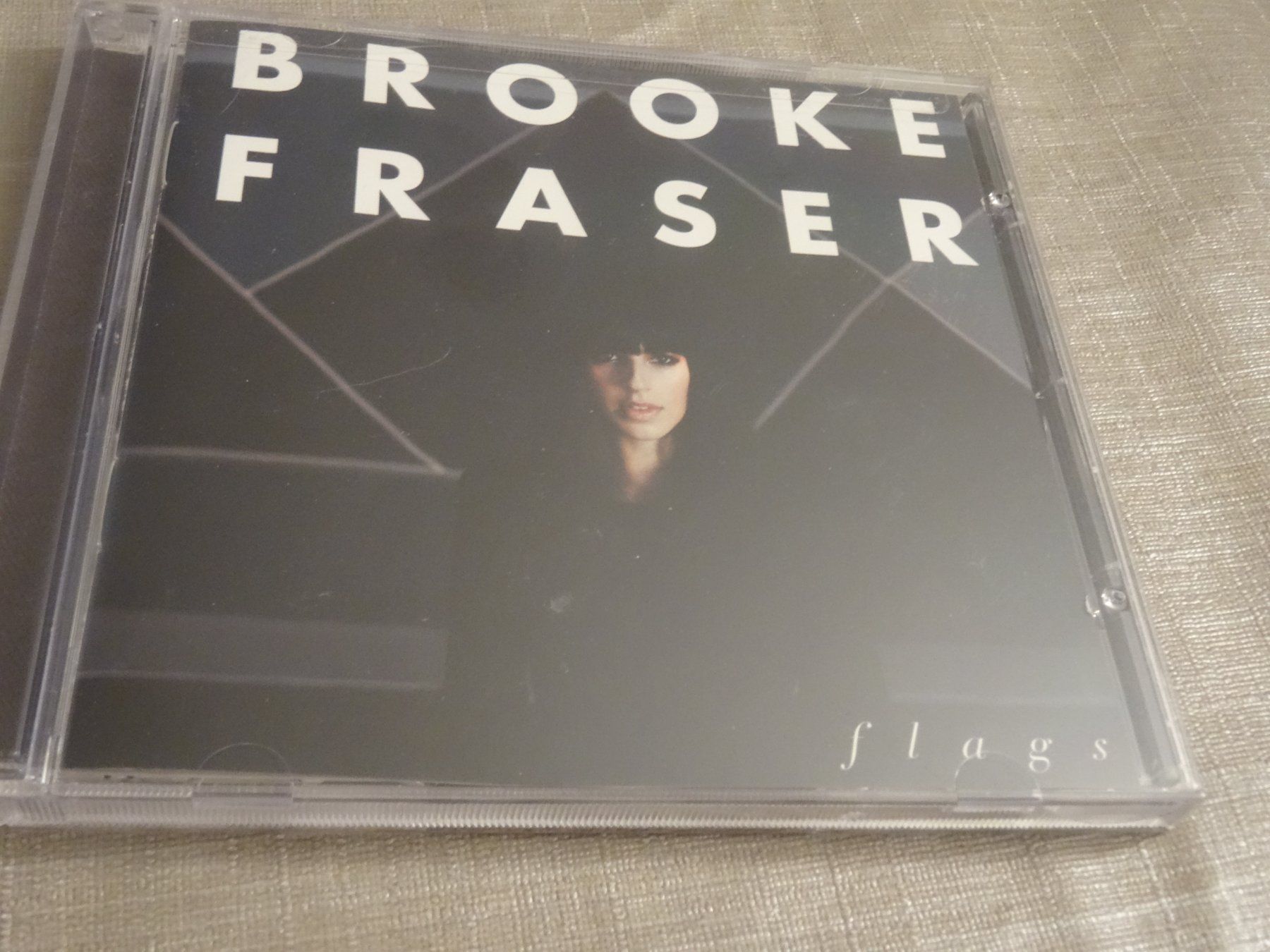 CD: Brooke Fraser - Flags (CD) – Usato da Olten venduto da Disc-Ausverkauf