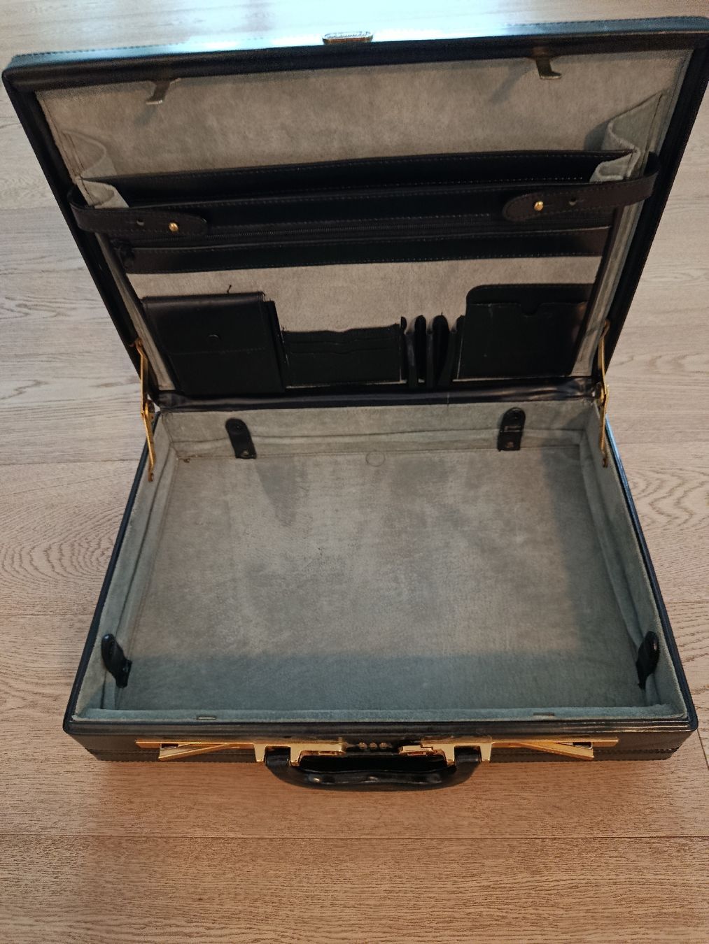 Koffer & Taschen: Vintage Attorney Attache Case - Classic & Secure!. – Gebraucht aus Immensee von Gitter 1