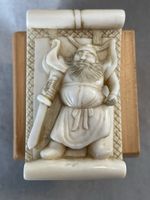 Netsuke Shoki/Zhong Kui auf einer Makimono, signiert