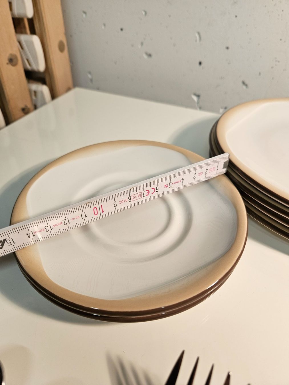Set di piatti: Geschirrset 18-teilig, Teller und Besteck – Usato da Chur venduto da Einszweidreiviermein 2