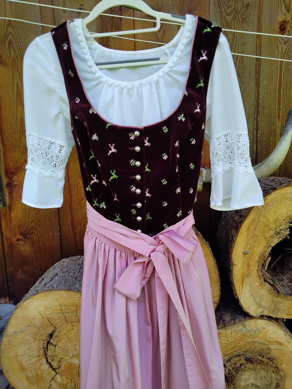 Costumi: Dirndl lang, inkl. Bluse und Schürze – Usato da Saxeten venduto da Hoesi1967 6